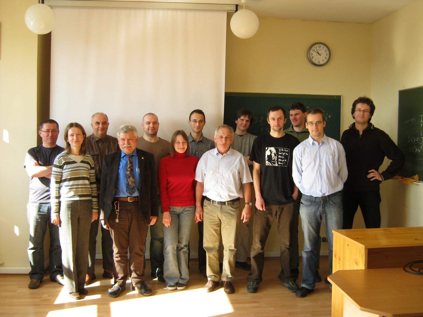 Zdjęcie pracowników Zakładu Teorii Materii Skondensowanej i Nanofizyki w sali seminaryjnej
